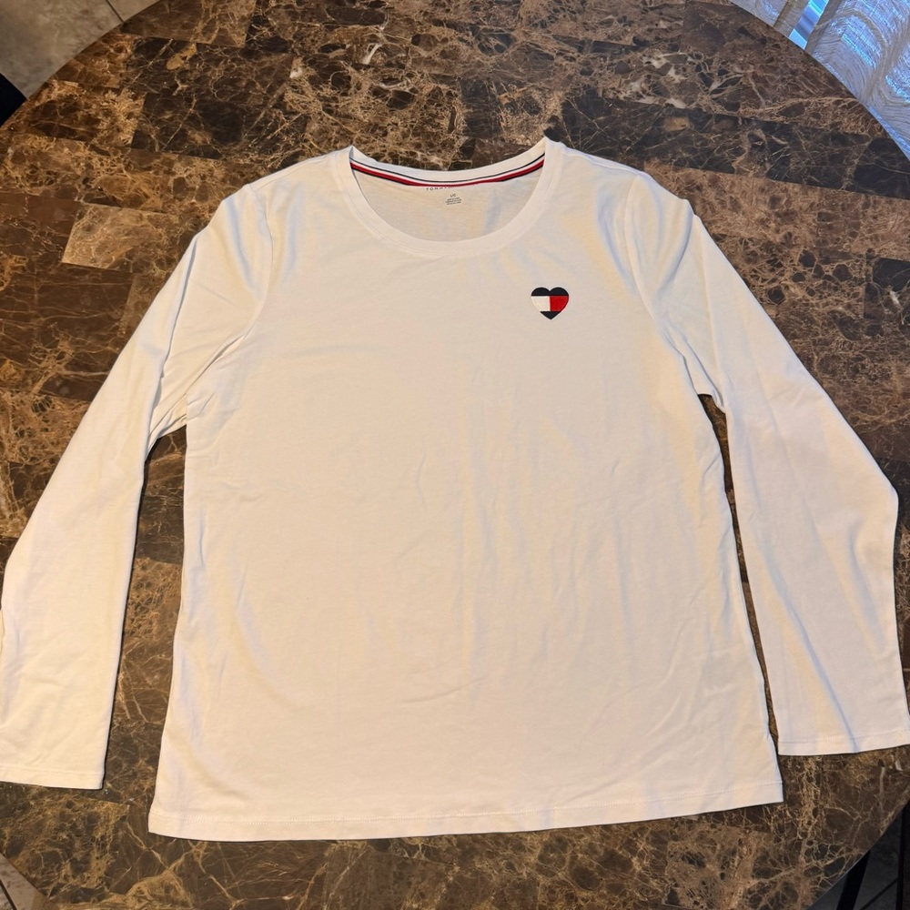 Brand New Women’s Tommy Hilfiger Long sleeve shirt Size Large